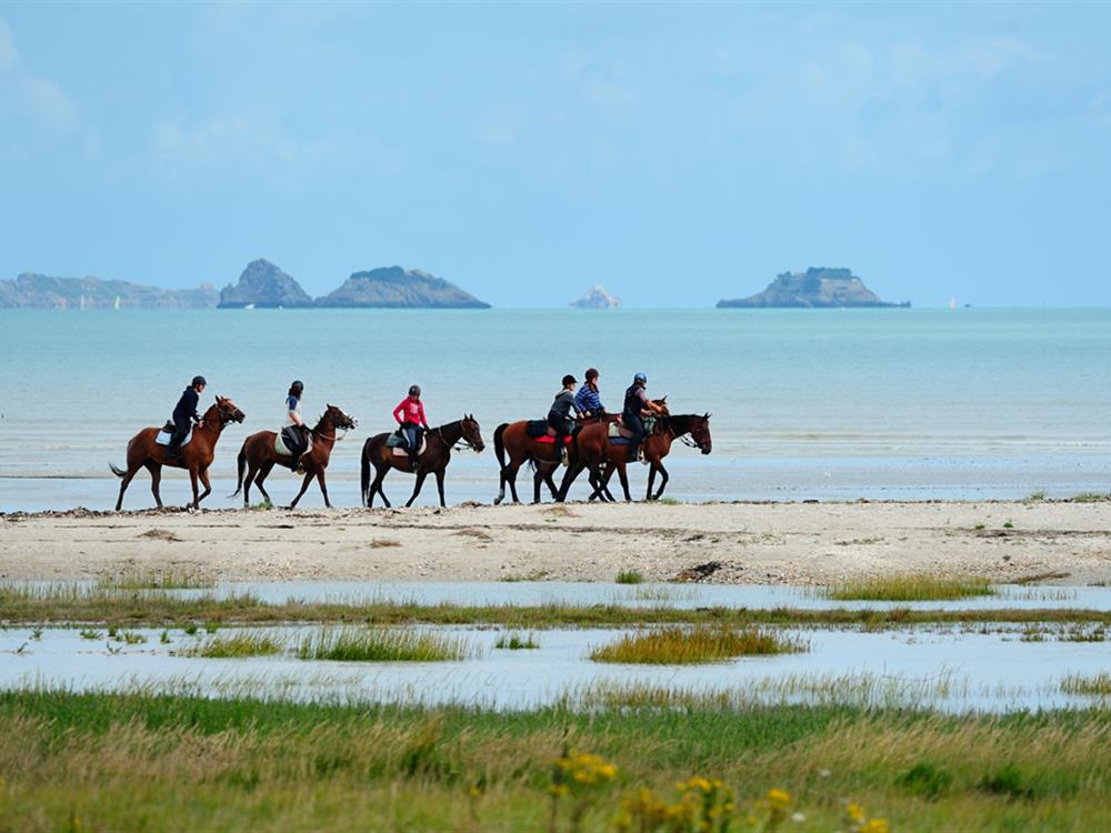 ©Camping la touesse-Saint-Lunaire-balade à cheval sur la plage