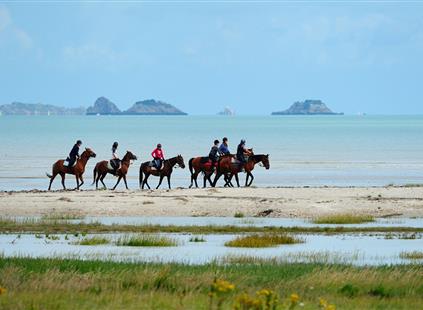©Camping la touesse-Saint-Lunaire-balade à cheval sur la plage