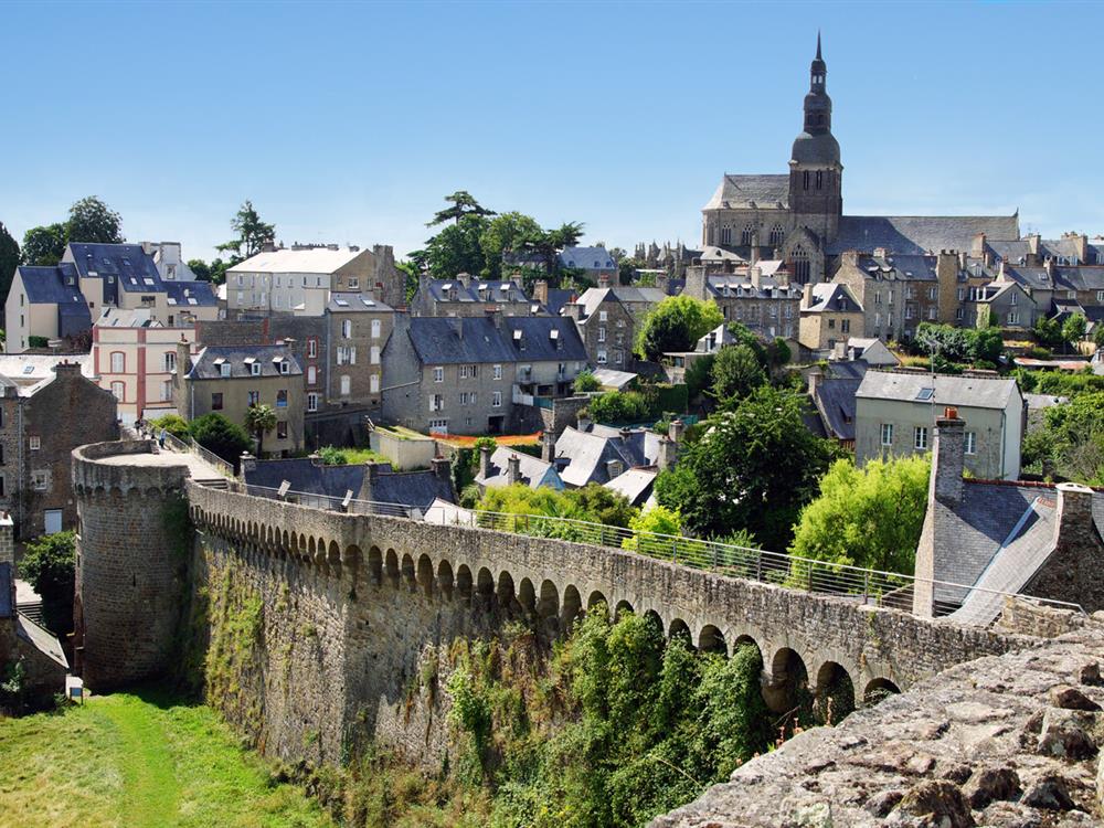©Camping la touesse-Saint-Lunaire-Les remparts de Dinan en Bretagne