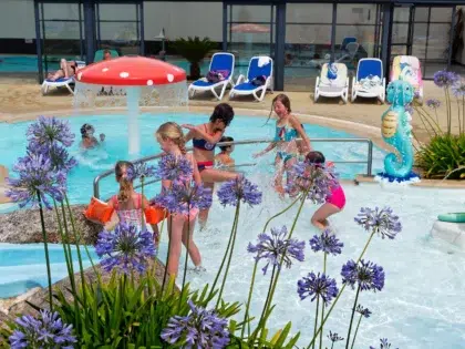 Accueil 11 jeux piscine enfants camping la touesse